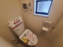 2号棟 ウォシュレット機能付きのトイレ。換気のしやすい窓付きで、収納もあり実用性も兼ね備えた造り。
 2026/05/09m