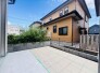 2号棟 戸建てならではのお庭スペース。BBQやガーデニング、お子様のプールなど、、、、様々な楽しみ方ができるプライベート空間。ご家族皆さままで思いっきりお楽しみください。

