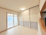家族が一番集まる場所だから広々としつつも素敵な空間であって欲しい。皆がくつろぐリビングからキッチンまでが一つに繋がる空間。正面の3枚の扉はクローゼットのリノベ。