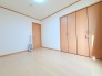 今からここを誰のお部屋にしようか、そんな洋室。大きさは6帖です。
