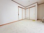 今からここを誰のお部屋にしようか、そんな洋室。大きさは6.5帖です。

