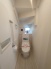 1号棟 ウォシュレット機能付きのトイレ。収納もあり実用性も兼ね備えた造り。
1.2階にそれぞれトレイがございます。朝の混雑時に分散して利用できるほか、ゲスト用としても使い分けることもできます。
 2026/05/17m