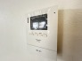 録画機能もあり、どのような人が何時に来訪されたのかが分かります。防犯上はもちろん、お届け物などの把握にも便利です。ライトが付いているので、夜間でも安心です。

