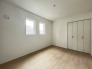 大きな開口部から明るい光が差し込む、日中の室内の明るさがこの部屋の魅力です。
