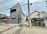 戸建てが立ち並ぶ静かな住宅街。四季折々の移り変わりを感じながら自然と楽しみ、暮らす、そんな毎日を日々の中で感じられる住環境
