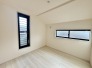 1号棟 勾配天井のお部屋からはバルコニーに出られます。