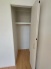 A号棟 衣類の整理整頓に嬉しいクローゼット付きのお部屋。お子様のお部屋としても便利です。
