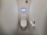 A号棟 ウォシュレット機能付きのトイレ。換気のしやすい窓付きで、収納もあり実用性も兼ね備えた造り。
 2026/05/25m