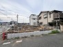 南側と西側の道路に面しており日中もたくさんの陽が入ります。風通りや周辺環境など実際に現地にてご確認ください。
