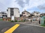 周辺の建物と調和する落ち着いた立地です。これからの暮らしを形作る始まりの場所として適しています
