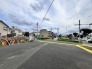 1号棟 落ち着いた住宅地が広がる、穏やかな街並みです。日々の暮らしに寄り添う、のびやかな環境が広がります
