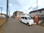C号棟 6m幅員の道路に面しておりお車の運転が苦手な方でも安心して出入りいただけます。
