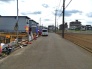 B号棟 6m幅員の道路に面しておりお車の運転が苦手な方でも安心して出入りいただけます。
