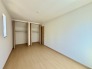 今からここを誰のお部屋にしようか、そんな洋室。大きさは7.5帖です。
