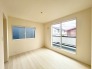 1号棟 衣類の整理整頓に嬉しいクローゼット付きのお部屋。お子様のお部屋としても便利です。
