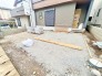 2号棟 前面道路は広く、駐車がしやすいです。駐車スペース3台分ございます。

