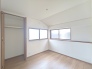 ～２Ｆ洋室／約5.25帖～
衣類の整理整頓に嬉しいクローゼット付きのお部屋。お子様のお部屋としても便利です。
