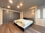 アクセントクロスを使用したオシャレな洋室。窓からそそぐ陽の光が眩しいベッドルームは、朝の目覚めが心地良く迎えられそうです。

