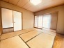 大きな開口部から明るい光が差し込む、日中の室内の明るさがこの部屋の魅力です。
