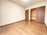 衣類の整理整頓に嬉しいクローゼット付きのお部屋。お子様のお部屋としても便利です。
