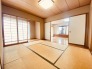 大きな開口部から明るい光が差し込む、日中の室内の明るさがこの部屋の魅力です。
