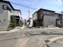 整然と並んだ分譲地が道反対側に建ち並んでいます 10m