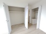 B号棟 2階洋室：7.0帖
1つの部屋に2ヶ所ある広々収納で、仕事着、普段着をまとめて収納できます。
 2026/09/17m
