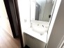 お出かけ前の身だしなみに一歩差がつく三面鏡。ミラー裏にはたっぷり収納もございます。

