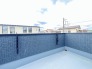 1号棟 南側のお部屋から出入りできる、奥行きのあるワイドバルコニー。心地よい陽射しと暖かな風を楽しむことが出来ます。
 2026/06/04m