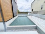 1号棟 戸建てならではのお庭スペース。BBQやガーデニング、お子様のプールなど、、、、様々な楽しみ方ができるプライベート空間。ご家族皆さままで思いっきりお楽しみください。
 2026/06/04m