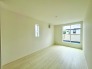 2号棟 窓から眺める風景は一日の疲れを癒すヒーリングを奏でる、心地の良い時間を演出してくれます。室内も重要ですが、周りの環境もマイホーム選びの大事なポイント
 2026/06/04m