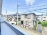 2号棟 南側のお部屋から出入りできる、奥行きのあるワイドバルコニー。心地よい陽射しと暖かな風を楽しむことが出来ます。
