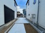 B号棟 戸建てが立ち並ぶ静かな住宅街。四季折々の移り変わりを感じながら自然と楽しみ、暮らす、そんな毎日を日々の中で感じられる住環境
 2026/08/09m