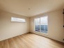 大きな開口部から明るい光が差し込む、日中の室内の明るさがこの部屋の魅力です。
