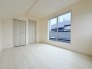 今からここを誰のお部屋にしようか、そんな洋室。大きさは6.0帖です。
