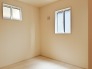 今からここを誰のお部屋にしようか、そんな洋室。大きさは4.5帖です。
