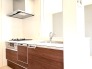 壁付のキッチンは上部に収納が作りやすいのがメリット。空間を有効活用したすっきりとしたデザイン。
