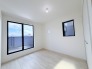 2号棟 今からここを誰のお部屋にしようか、そんな洋室。南西角部屋大きさは5.25帖です。
 2026/08/10m