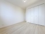 2号棟 今からここを誰のお部屋にしようか、そんな洋室。大きさは5.25帖です。
 2026/08/10m