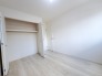 1号棟 今からここを誰のお部屋にしようか、そんな洋室。大きさは5.25帖です。
 2026/08/10m