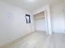 1号棟 今からここを誰のお部屋にしようか、そんな洋室。大きさは南西角部屋で5.25帖です。
 2026/08/10m