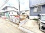 周辺は新旧建ち並ぶ住宅街です。最寄りの小学校は歩いて4分と嬉しい距離感です。
