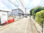 5m幅員の道路に面しておりお車の運転が苦手な方でも安心して出入りいただけます。
