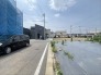 前面道路は広く、駐車がしやすいです。駐車スペース2台分ございます。
