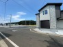 2号棟 前面道路は広く、駐車がしやすいです。駐車スペース2台分ございます。
 2026/08/02m