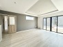 2号棟 大きな開口部から明るい光が差し込むリビング。日中の室内の明るさがこの部屋の魅力です。
 2026/08/02m