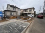 戸建てが立ち並ぶ静かな住宅街。四季折々の移り変わりを感じながら自然と楽しみ、暮らす、そんな毎日を日々の中で感じられる住環境
