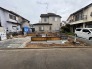 戸建てが立ち並ぶ静かな住宅街。四季折々の移り変わりを感じながら自然と楽しみ、暮らす、そんな毎日を日々の中で感じられる住環境
