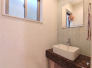 ２Ｆトイレの前には手洗い場を設置しております。