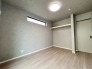 衣類の整理整頓に嬉しいクローゼット付きのお部屋。お子様のお部屋としても便利です。
